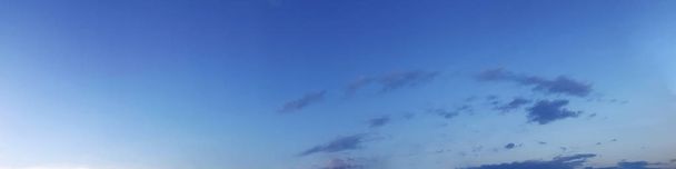 Panoráma ég felhővel egy napsütéses napon. Gyönyörű cirrus felhő. - Fotó, kép