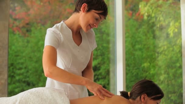 Massager practising a massage - Metraje, vídeo