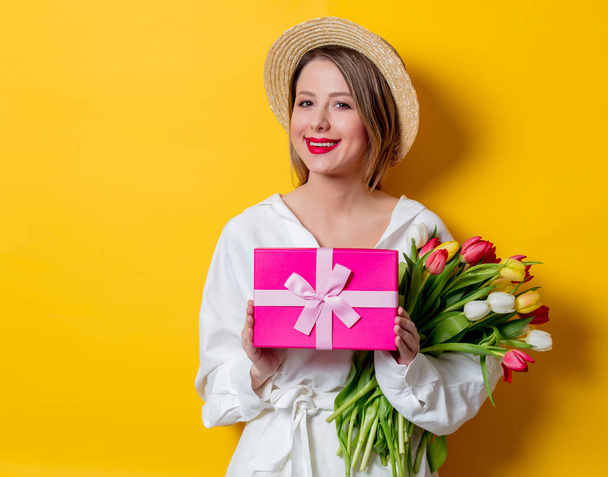 Woman with tulips and gift box - Zdjęcie, obraz