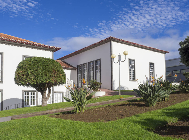 Velké nové bílé vily na Azorské koloniálním stylu z roštěnce, zelená květinová zahrada a modrá obloha na venkově v Nordeste, Sao Miguel, Azory, Portugalsko - Fotografie, Obrázek