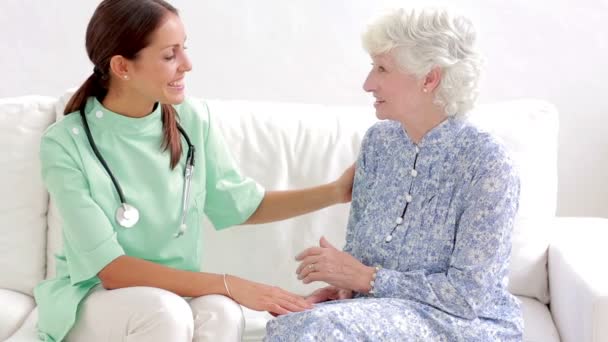 Elderly woman speaking with home nurse - Záběry, video
