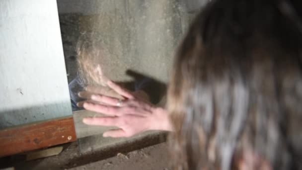 Depresyonda ve kızgın bir adam eski terk edilmiş bir evde kirli aynaya üzerinden elini mendil - Video, Çekim