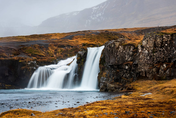 アイスランドの Snaefellsnes 半島で有名な Kirkjufellsfoss の滝 - 写真・画像