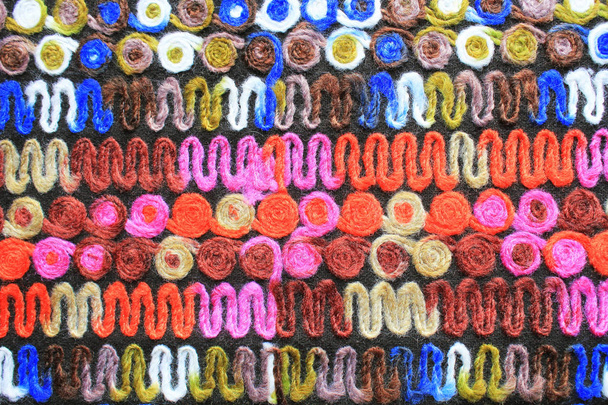 Texture de fond en tissu tricoté coloré, tissu coloré avec un motif, gros plan mat, toile multicolore, texture de toile de jute, abstrait, tapis de couleur fragment
. - Photo, image
