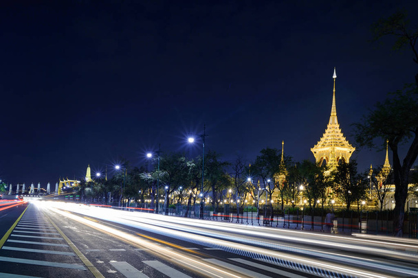 Krematorium Królewski w Bangkoku i drogi linii w nocy - Zdjęcie, obraz