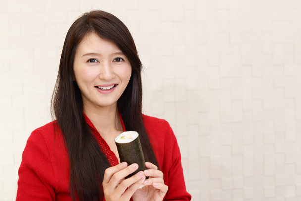Kobieta z sushi roll - Zdjęcie, obraz