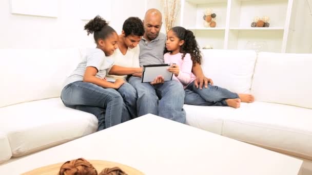 Etnikai család otthon érint képernyő tabletta - Felvétel, videó