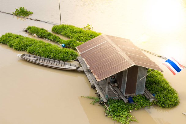 Reeks huizen op de Sakae Krang rivier aan Uthai Thani provincie, Thailand - Foto, afbeelding