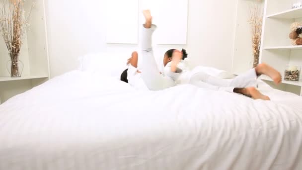 Chicas étnicas saltando cama en casa
 - Imágenes, Vídeo