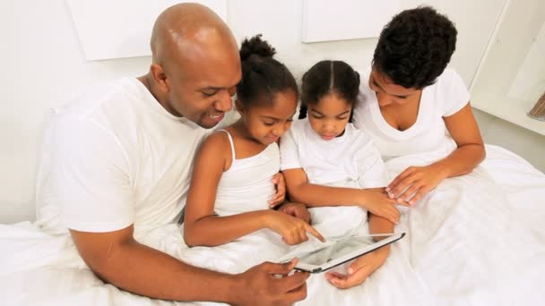 Etnik Aile yatak odası kablosuz tablet - Video, Çekim