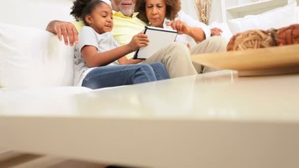 Afro-Amerikaanse grootouders kleinkind huis draadloos tablet - Video