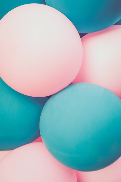 Ballonnen licht turquoise en roze. Achtergrond. Close-up. - Foto, afbeelding