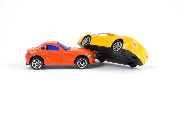 自動車事故のコンセプト。白地に黄色と赤のおもちゃの車 - 写真・画像