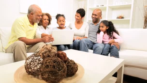 Afro-Amerikan aile ev dizüstü bilgisayar - Video, Çekim