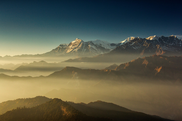 Kaunis näkymä Poon Hill Dhaulagiri Peaks taustalla auringonlaskun aikaan. Himalajan vuoret, Nepali
. - Valokuva, kuva