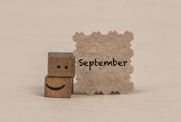 sjabloon voor september met smiley gezicht pictogram - Foto, afbeelding