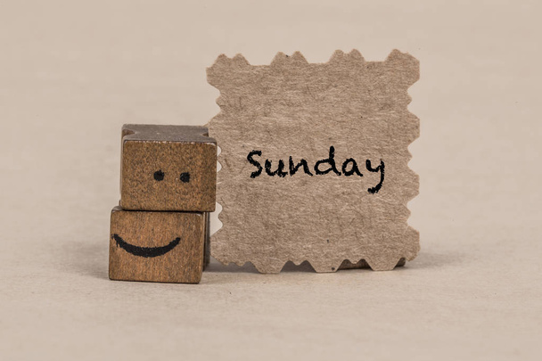 sjabloon voor zondag met smiley gezicht pictogram - Foto, afbeelding