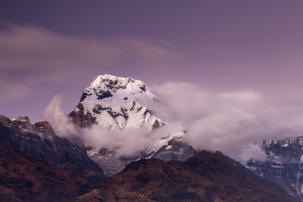 Tájkép Annapurna déli csúcs kilátás Tadapani alatt túrázás Himalája-hegység, Nepál - Fotó, kép