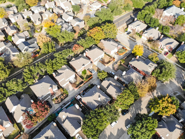 Vue aérienne droite vers le bas du drone du quartier résidentiel en automne ne
 - Photo, image
