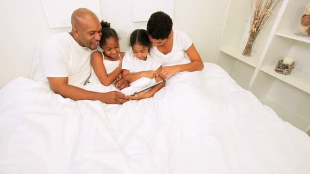 african american rodziny bezprzewodowy tablet domu łóżko - Materiał filmowy, wideo