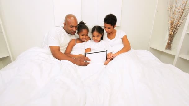 Afrikanische amerikanische Familie drahtlose Tablet-Schlafzimmer - Filmmaterial, Video