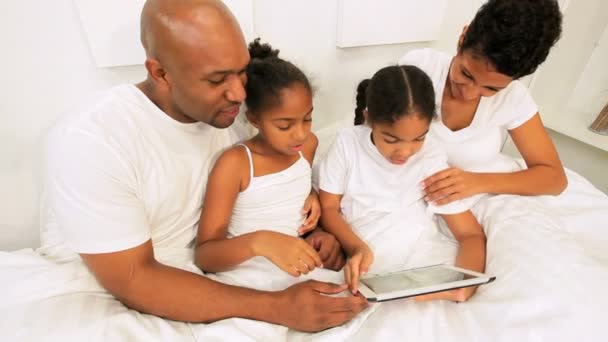 Tablette sans fil afro-américaine de lit familial
 - Séquence, vidéo