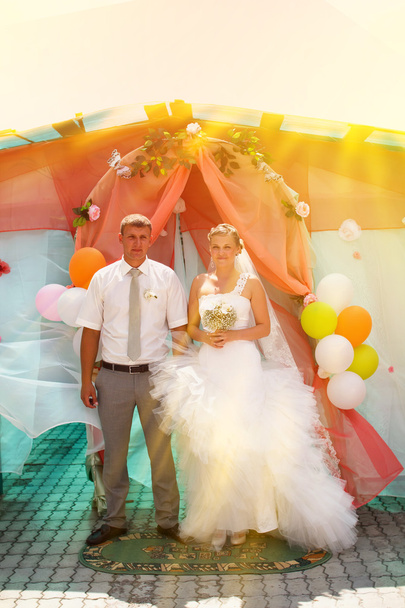 Sunlight Bride blonde and groom during newlyweds wedding ceremon
 - Фото, изображение