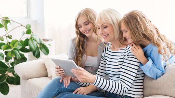 Женское поколение с помощью цифровых планшетов дома
 - Фото, изображение