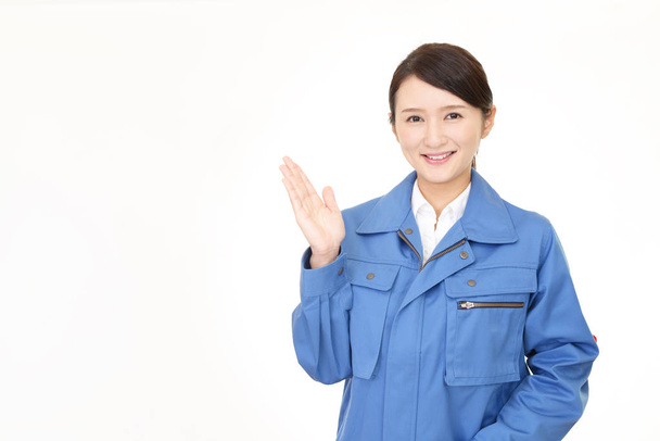 uśmiechający się pracownik kobiece kobieta na białym tle - Foto, afbeelding