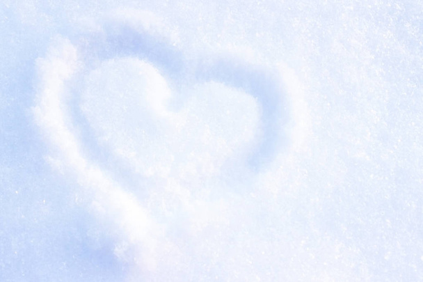 Serce na śniegu. Rysujemy na miłość śnieg. - Zdjęcie, obraz