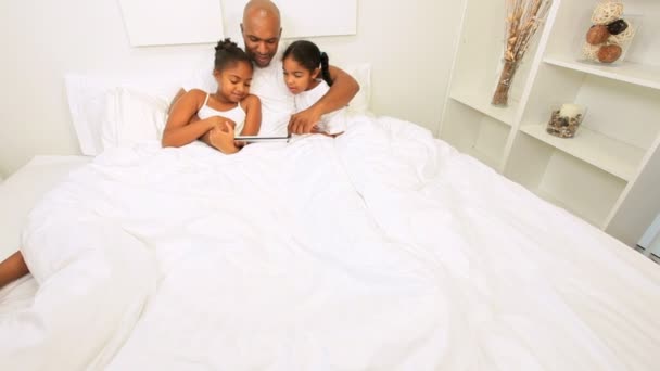 Tablette sans fil afro-américaine de lit familial
 - Séquence, vidéo