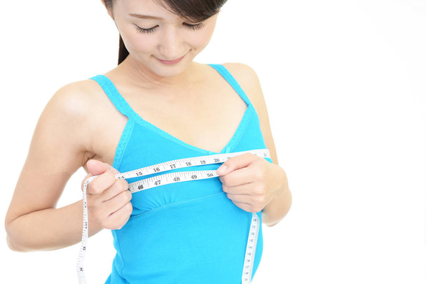 Mladá žena měření její prsa - Fotografie, Obrázek