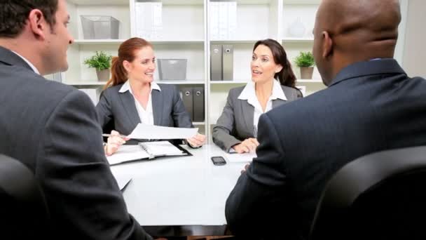 obchodní rozhovor v moderní kancelářské - Záběry, video