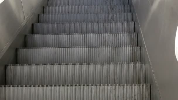 Escada rolante cinza passos elegantes mover para cima
. - Filmagem, Vídeo