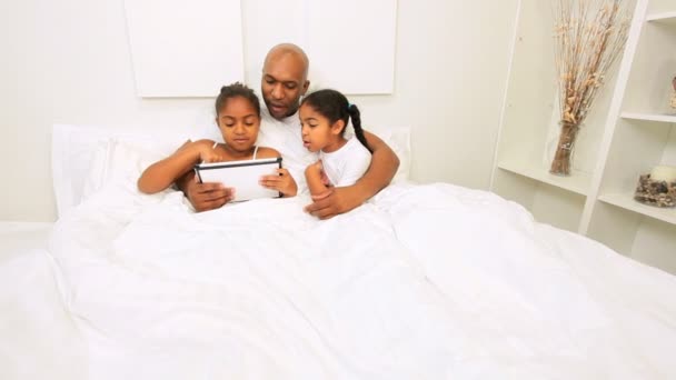 Afrikanische amerikanische Familie Bett drahtlose Tablette - Filmmaterial, Video