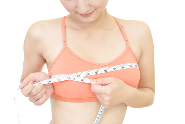 Jeune femme mesurant son sein
 - Photo, image