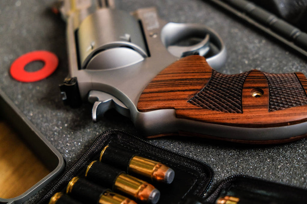revolver en métal .44 pistolet magnum pistolet avec veste point mou (JSP) balle sur fond sombre
 - Photo, image