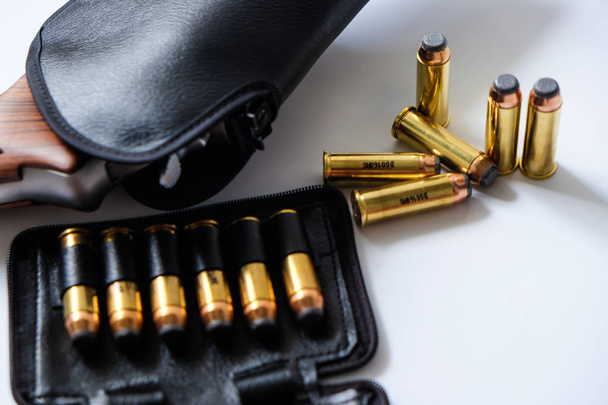 .44 magnum revolver pisztolyt kar fém golyó a bőr táska elszigetelt fehér background - Fotó, kép