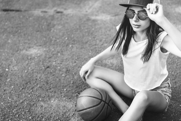Pretty young sporty girl with basketball ball outdoor - Foto, Bild