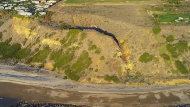 Vue aérienne des maisons du littoral de falaise, États-Unis
 - Séquence, vidéo