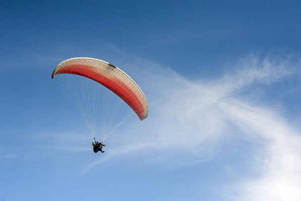 Sozinho parapente voando no céu azul contra o fundo das nuvens. Parapente no céu em um dia ensolarado
. - Foto, Imagem