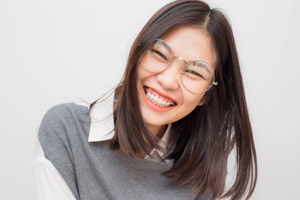Lachende vertrouwen mode Aziatische vrouwen glazen oog slijtage op witte achtergrond - Foto, afbeelding