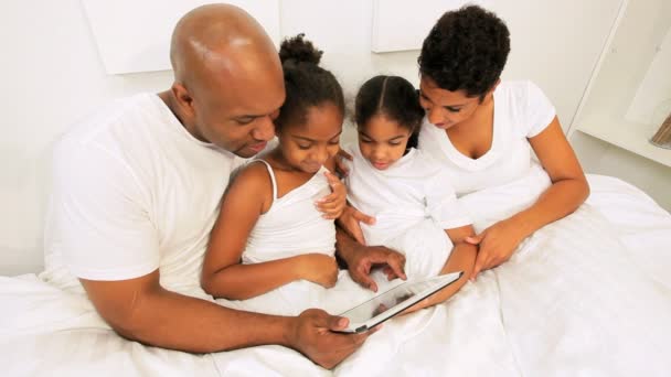 Afrikanische amerikanische Kinder Eltern spielen Bett drahtlose Technologie - Filmmaterial, Video