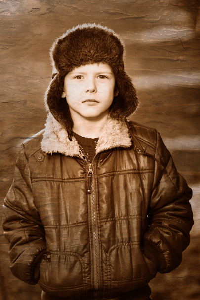 茶色のジャケット、毛皮のセピア色の少年のレトロな黒と白の写真 - 写真・画像