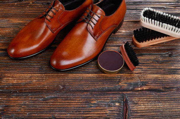 Erkek deri ayakkabı ve bakım ürünleri ahşap üzerine - Fotoğraf, Görsel