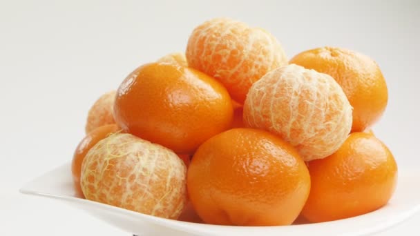 a pile of tangerines on a white plate - Séquence, vidéo