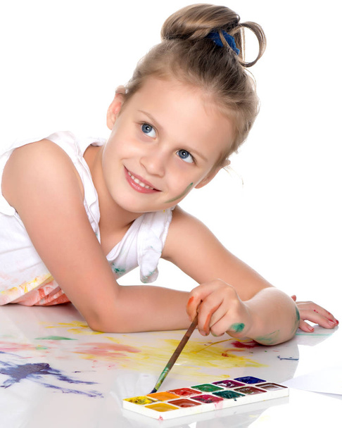 A little girl draws paints on her body - Photo, Image