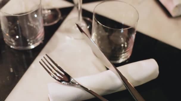 Kellner deckt den Tisch für das Abendessen im exklusiven und luxuriösen Restaurant - Filmmaterial, Video