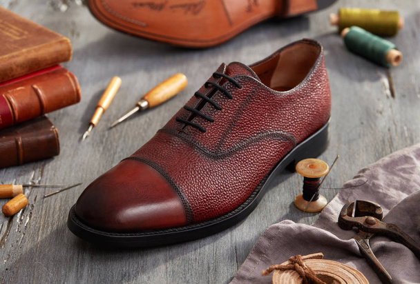 Muži kožené boty na dřevo - Fotografie, Obrázek