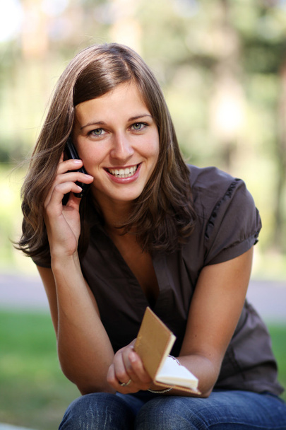 Szczęśliwa młoda kobieta, rozmowa przez telefon - Zdjęcie, obraz